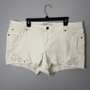 TORRID Denim 18 Plus Crochet Lace Inset White Cut Off Jean Shorts EUC